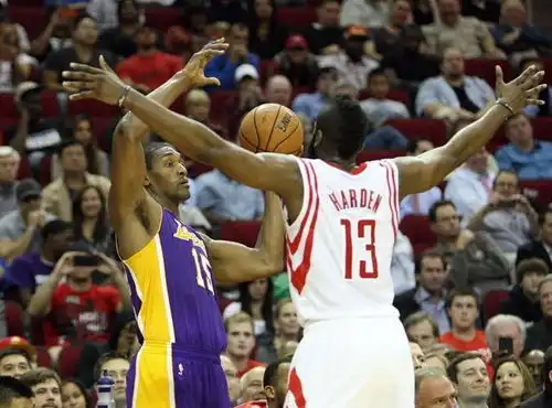 湖人队再次夺冠后回到洛杉矶,球迷们游街庆祝