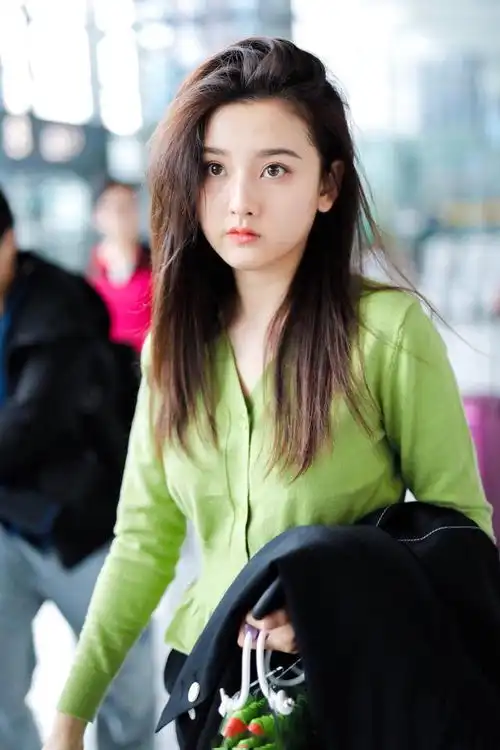 张俪窈窕玉腿挑战宋祖儿清新绿,性感身材就要露出来,真的养眼