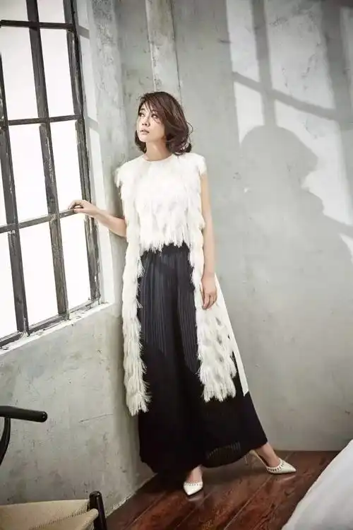 46岁的闫妮暴瘦30斤大秀马甲线,和19岁女儿美成姐妹花