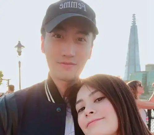 赖弘国撇阿娇独自与友欢聚好快活,坐c位被名媛环绕,面部微醺,表情带劲