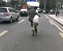 搞笑gif办公室美女收到大束鲜花什么表情