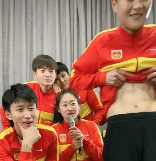 中国女足硬汉曝光32岁老将露出六块腹肌,王霜4人表情绝了