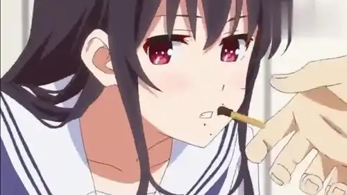 妹子忙于工作,男主给他喂东西吃差点被咬到手