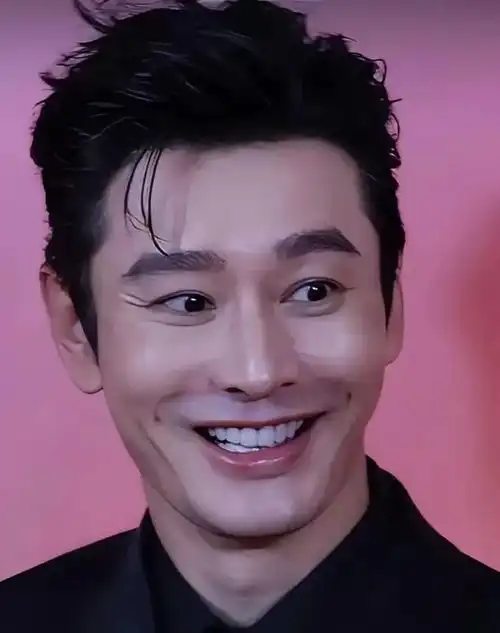 黄晓明橡皮人表情包上线网友假发成瘾,身高成谜演技成谜