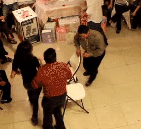 搞笑gif两个大男人也不知道让着点女生,要是我,我也不让