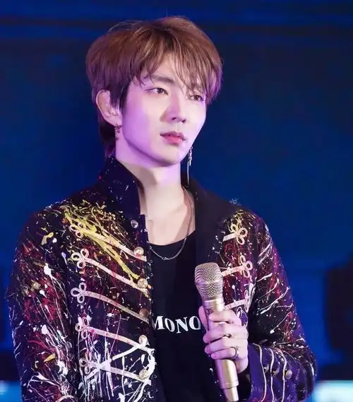 花美男鼻祖李准基状态绝杀穿西装帅成撕漫男,怼脸牛奶肌更似18