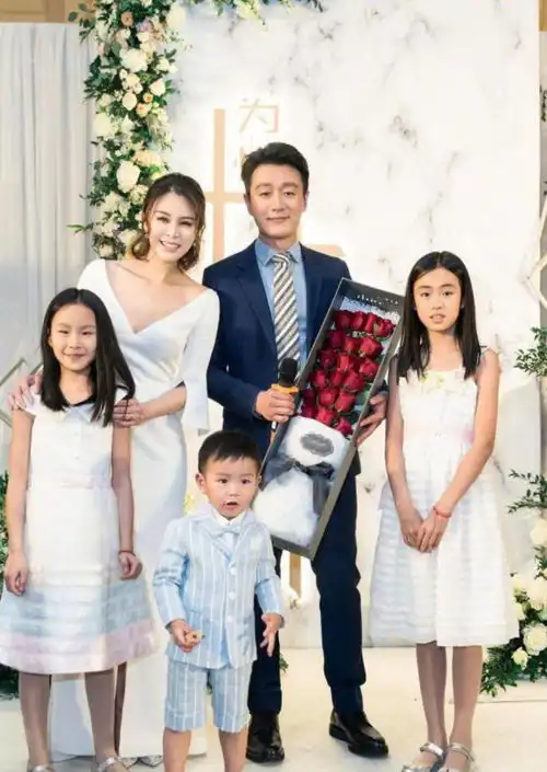 佟大为一家5口拍合影,三娃和爸共用一双眼,关悦穿旗袍最抢镜