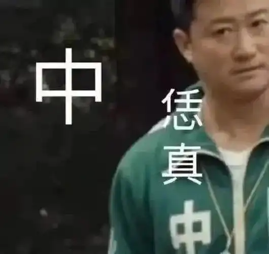 果农把苹果摆成一排逼停司机,司机直接压过去