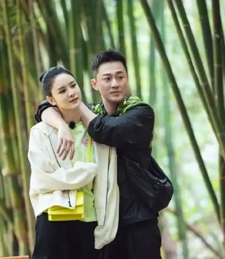 张馨月炫耀林峯送礼物很有仪式感,打开是板砖后表情真现实