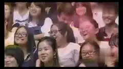 范冰冰参加综艺节目徒手抱活鱼,狂献表情包