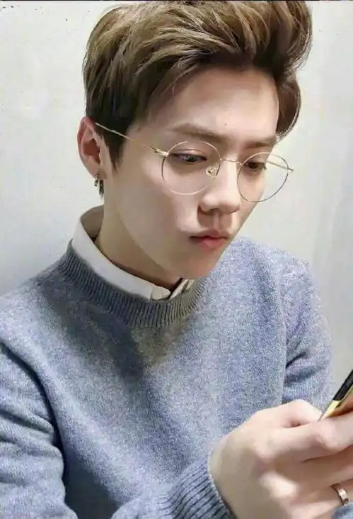 好多明星都是眼镜控,朱一龙儒雅,李易峰录歌也不忘戴眼镜自拍