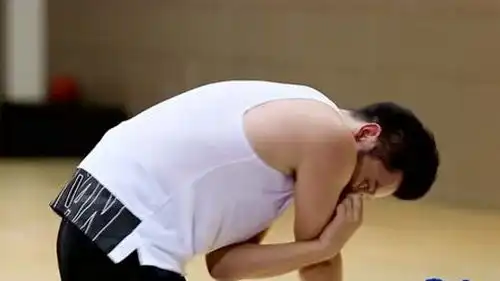 花絮李晨骚操作投篮,摔成表情包