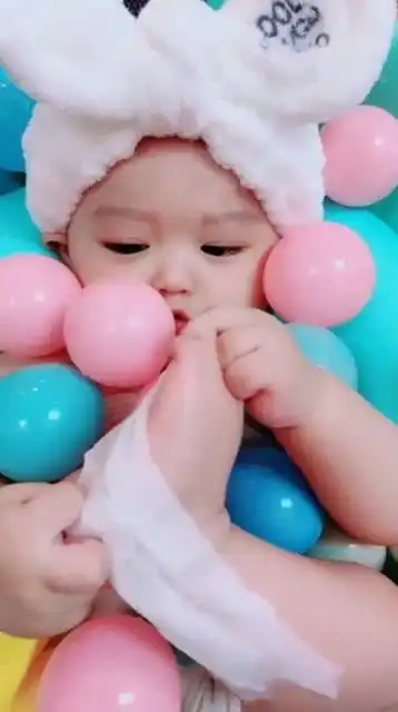 宝宝玩着玩着竟然上嘴了,萌萌的表情,真是太可爱了