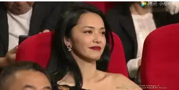 蒋雯丽获奖主办方故意给对手姚晨镜头,女王表情说明一切