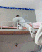 搞笑gif趣图大哥,你看够了没有再看人家都该生气了