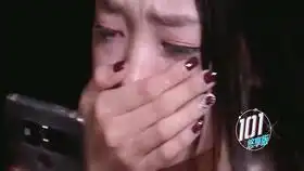 孟美岐一段热舞好撩人,对王一博眨眼飞吻,王一博表情却一脸凝重