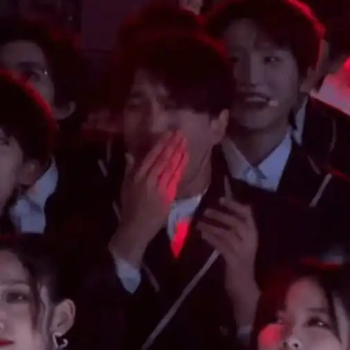 创造营韩美娟看王嘉尔表演时过分投入,被制成表情包