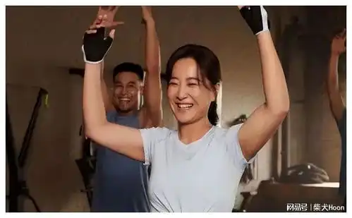 贾玲新代言惊艳亮相,创意上衣消失术,腹肌抢镜却留小秘密