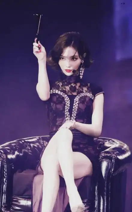 少女的旗袍装,原来也可以这样性感妩媚