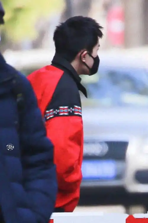 易烊千玺现身央视春晚第三次联排寸头玺玺利落干练