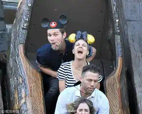 组图凯莉库柯与老公变米奇夫妇游乐场忘我尖叫表情夸张