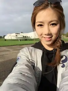 邓紫棋搭乘l39教练机太空特训