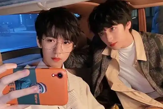 贺峻霖用严浩翔照片当头像,原图调整亮度就能看出,翔霖cp真勇