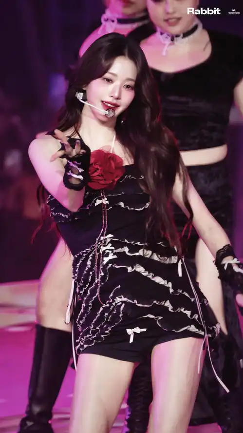 张元英穿抹胸热舞氛围火辣表情妩媚身材比例绝佳