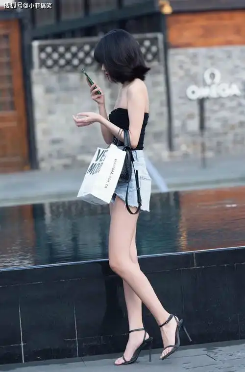 搞笑gif趣图妹子你这到底是个什么表情实在是忍不住笑了