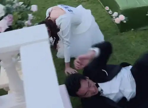 郑恺在游戏中摔倒时,蔡徐坤脸上的表情太抢镜,这是在看热闹吗