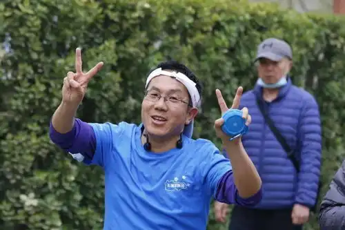 百人同帽同心同向同庆大聚跑