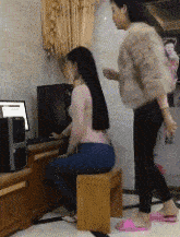 搞笑gif做错了什么要这样惩罚她看妹子的表情已经受不了了