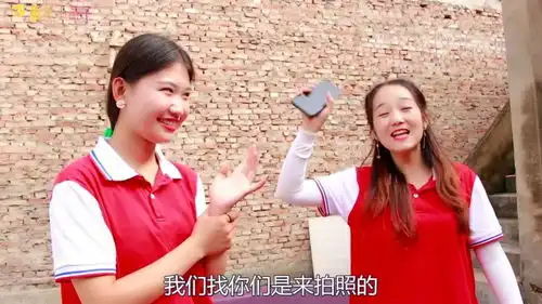 短剧燕子借二舅手机玩抢镜头游戏,小伙伴的搞笑表情真逗