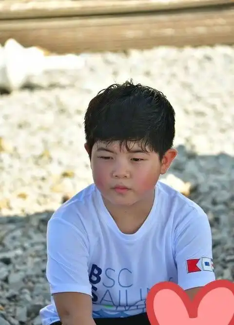 沙溢带大儿子游玩,10岁安吉发福肚腩明显,个头长到爸爸肩膀