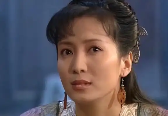 她长得漂亮演技好,父母却一个瘫痪一个截肢,丈夫将她宠成宝