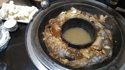 铁锅炖出新花样,多少东北人都没吃过八人吃一个菜还得打包