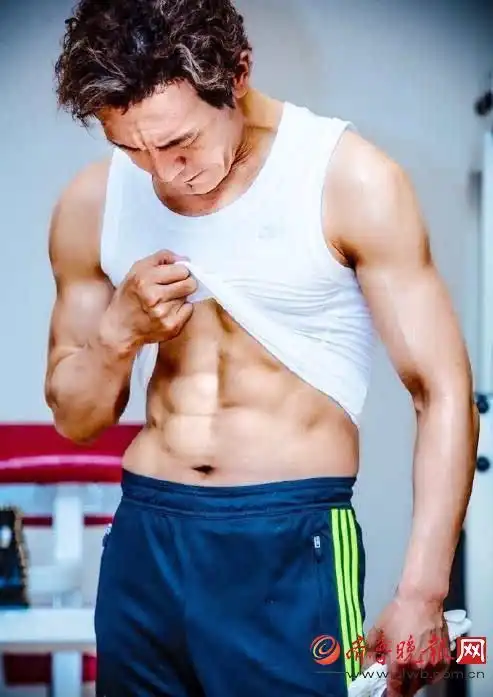 腹肌表情包图片李咏