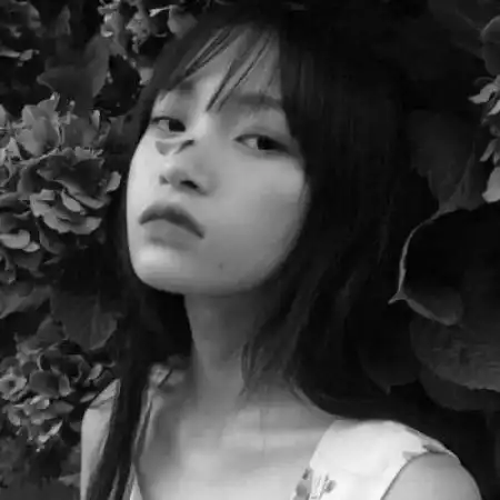 悲伤女生头像黑白一个日光下透彻见底