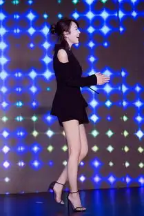 贺岁女王画风突变闫妮大秀美腿霸气外露