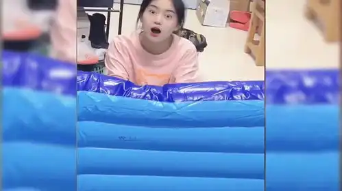 女大学生人工给充气泳池充气,网友上辈子是打气筒吧