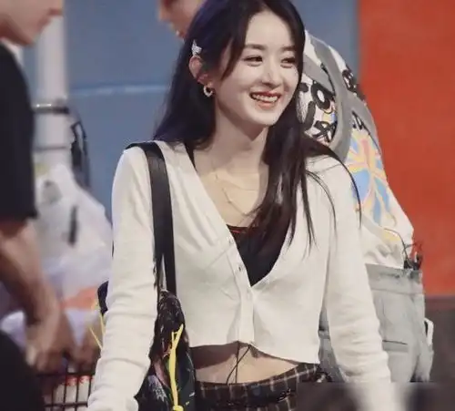 赵丽颖被帅哥搂肩拍照,表面淡定,但看到她的站姿,网友服了