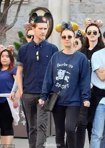 组图凯莉库柯与老公变米奇夫妇游乐场忘我尖叫表情夸张