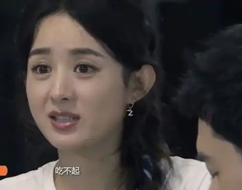赵丽颖拒绝吃早餐说自己不配,站餐厅整理衣服显豪爽