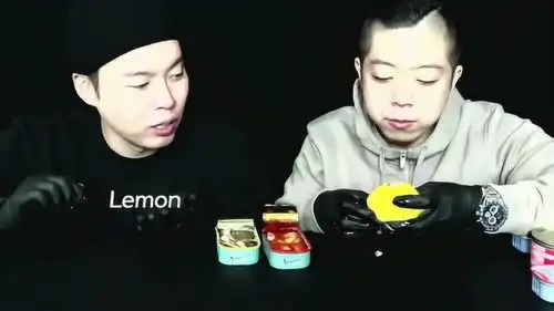 小伙挑战鲱鱼罐头不嫌臭,这表情仿佛吃到了山珍海味