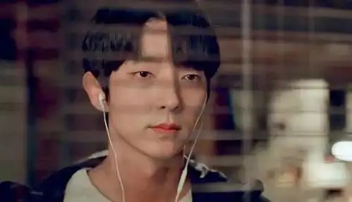 38岁的李准基状态真是无敌,完全冻龄,像是吃了防腐剂的男人