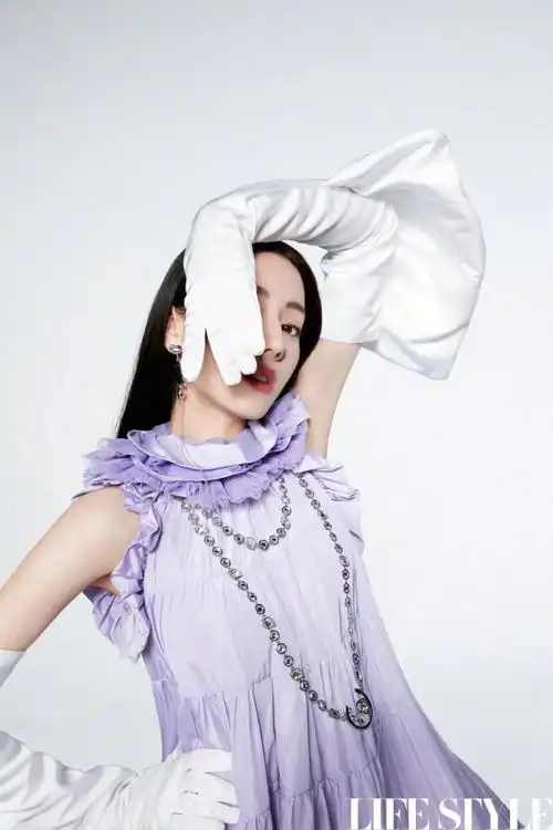 热巴开年大片,眨眼秀美背超惊艳,牵着宠物狗喜气洋洋