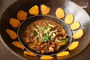 南宁市郊竟然藏着柴火鸡,一口铁锅土灶,一秒回到7080年代,还特别好吃腊肉