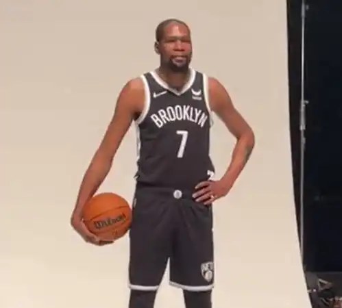 篮网队3大新援亮相三巨头缺一,哈登心情好,想要带领球队起飞