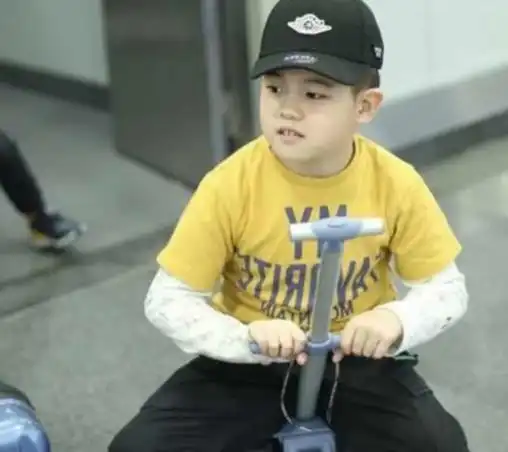 沙溢小儿子才是整容式长大,趁着安吉长胖悄悄变瘦,如今帅成男主