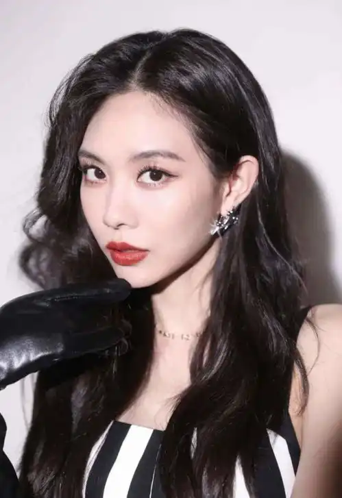 被穿人鱼裙的黄圣依惊艳到,热巴好抢镜,倪妮更是美上热搜了